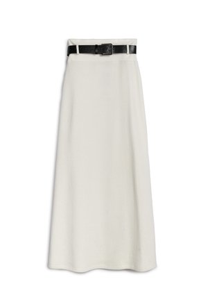 Falda de punto blanca con un cinturón de cuero negro y una pretina ajustada. La falda tiene una silueta recta y cae por debajo de la rodilla.