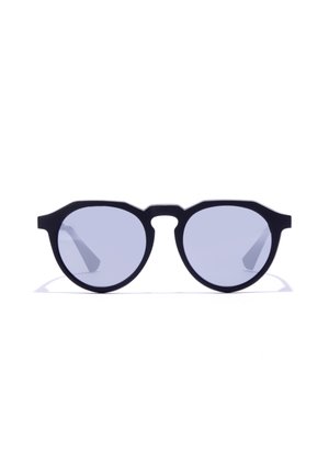 Ochelari de soare negri cu o formă rotunjită, lentile cu nuanță gri, ramă groasă și brațe îndoite. Designul include o decupare unică între lentile.
