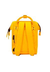Gelbe Rucksack mit zwei verstellbaren Schulterriemen, Obergriff, Reißverschlüssen und Seitentaschen. Hergestellt aus strapazierfähigem Stoff mit einer glatten Textur.