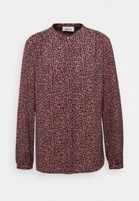 Blouse à manches longues en tissu rose doux avec des taches léopard noires, dotée d'un col montant et d'une fermeture à boutons au niveau du cou.