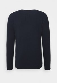 Marineblauer Langarmpullover mit einer strukturierten Waffelstrickmuster, Rundhalsausschnitt und gerippten Bündchen. Rückansicht ohne sichtbares Branding.