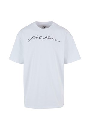 Balta medvilnės marškinėliai trumpomis rankovėmis, su juodu kursyvu užrašu priekyje. Apvalaus iškirpimo dizainas, laisvas siluetas, sklandi tekstūra.