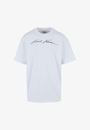 Fehér pamut póló rövid ujjakkal, elöl fekete, dőlt betűs logóval. Kerek nyakú kialakítás, laza fazon, sima textúra.