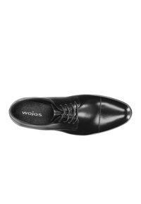 Scarpe eleganti in pelle nera con punta affilata, design con lacci, texture liscia e dettagli di cucitura sottili. L'interno presenta il logo del marchio.
