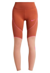 Legginsy Nike o wysokim stanie w kolorze pomarańczowym z różowymi akcentami. Posiada siateczkowe wstawki i zwężający się krój nogawek, wykonane z elastycznego materiału.