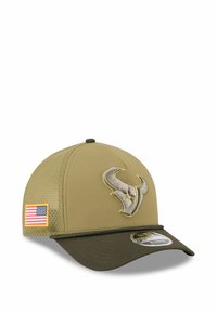 Casquette olive avec un dos en mesh, dotée d'un logo brodé en gris clair et d'une petite patch de drapeau américain sur le côté.