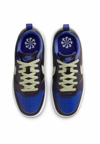 Sneakers Nike con tomaia in pelle nera e viola, dettagli blu, lacci color crema e soletta con motivo. Punta arrotondata con perforazioni.