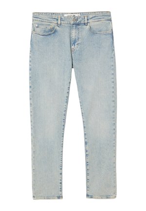 Vaqueros de mezclilla azul claro con un lavado ligeramente desteñido, diseño de pierna recta, estilo de cinco bolsillos y una etiqueta de marca en la cinturilla.