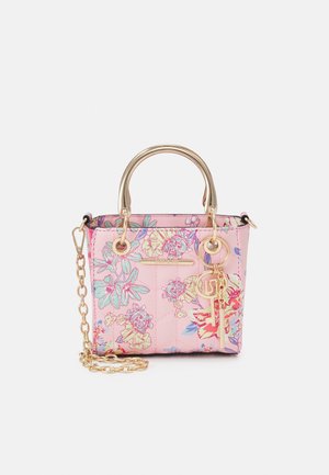 Petit sac à main rose avec motif floral multicolore, poignées dorées, bandoulière chaîne et breloques dorées en forme de clé suspendues à l'avant.