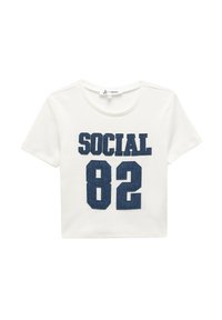 Camiseta blanca de manga corta con la palabra "SOCIAL" y el número "82" impresos en azul oscuro en el frente. Hecha de algodón suave con una textura acanalada.