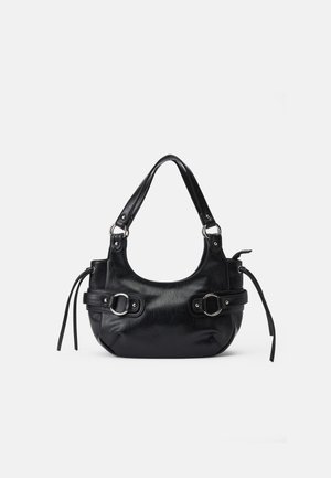 Borsa in pelle nera con una forma curva, manico corto, fibbie e nappe laterali. Texture liscia con una leggera lucentezza, con accessori in argento.