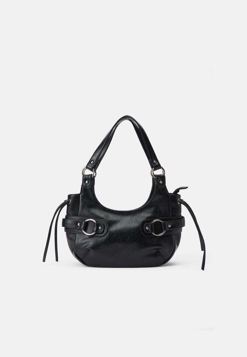Bolsa de couro preta com forma curvada, alça curta, fivelas e franjas laterais. Textura suave com leve brilho, apresentando ferragens em prata.