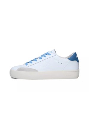 Sneaker in pelle bianca con dettagli e lacci blu, suede grigio vicino alla punta, suola in gomma bianca piatta e design minimalista.
