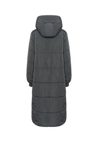 Manteau long rembourré en gris foncé, doté d'une capuche, de poignets élastiques et de coutures horizontales pour l'isolation. Texture de tissu lisse et brillante.