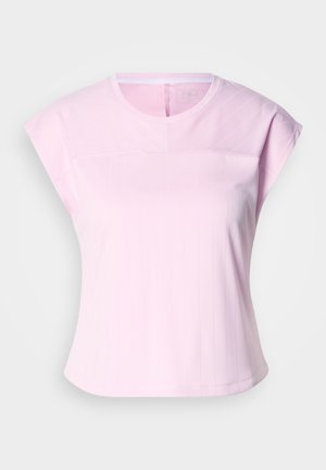 Top de manga corta en rosa claro hecho de tela suave, con sutiles rayas verticales y un diseño relajado y cuadrado con escote redondo.