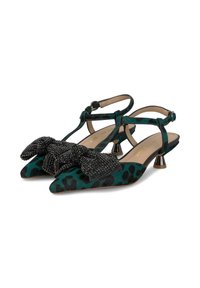 Décolleté slingback in stampa leopardata teal con un fiocco di perline nere texturizzate. Presenta una punta affusolata e un tacco di media altezza a forma di gatto.