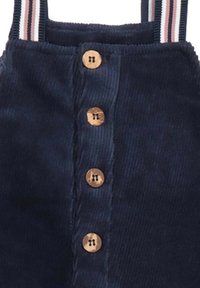 Marineblaue Corduroy-Latzhosen mit vertikalen Rippungen, ausgestattet mit fünf Holzknöpfen auf der Vorderseite und gestreiften Stoffträgern.