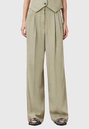 Wijdvallende broek in een lichte olijfgroene kleur, met een gladde, geplooide textuur, hoge taille en een ontspannen pasvorm.