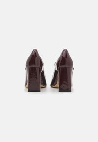 Guess BARRIAL - Escarpins à talons hauts - wine
