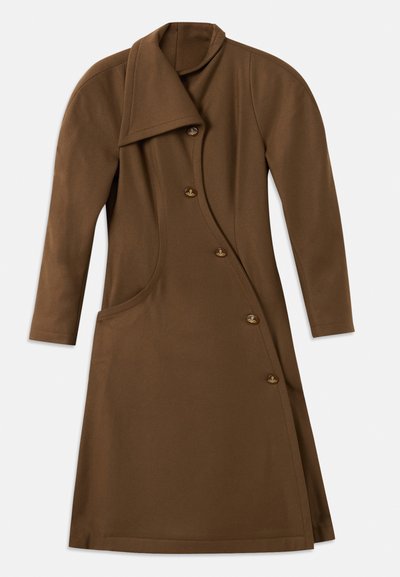 Cappotto lungo marrone con un frontale asimmetrico, cucitura laterale curva e quattro bottoni con un dettaglio in rilievo color oro.