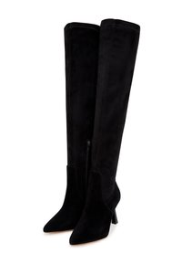 Botas negras por encima de la rodilla, hechas de suave ante, con punta afilada y tacón cuadrado, y cierre de cremallera en el lado interior.