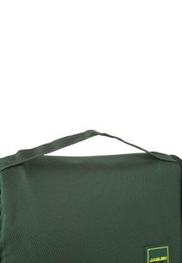 Bolsa de tela verde con una superficie texturizada, que cuenta con un asa superior y un parche con el logotipo amarillo. Forma rectangular con cierre de cremallera.