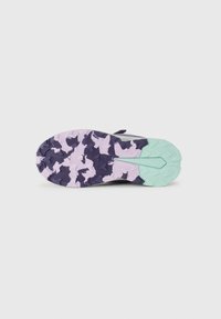 Semelle de basket avec un motif camouflage violet et rose clair ; présente un design de semelle texturé et un accent de talon vert menthe.