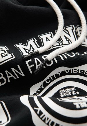 Schwarzer Kapuzenpullover mit weißem aufgedrucktem Text und kreisförmigen Mustern, ausgestattet mit einem geflochtenen weißen Kordelzug mit schwarzen Enden zur Anpassung.