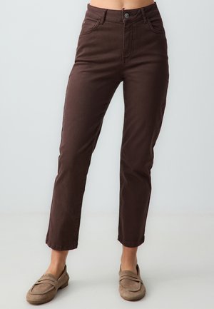 Jean en denim brun avec une taille haute, une coupe droite, un style cinq poches et une fermeture à bouton. Tissu légèrement texturé.