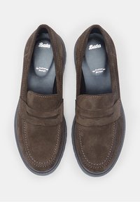 Mocassini in suede marrone con design a mocassino, dettagli cuciti e suola in gomma, con tacco piatto e senza lacci.