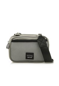 Graue rechteckige Tasche mit einem Netzfront, schwarzen Akzenten und einem abnehmbaren Riemen. Verfügt über einen Reißverschluss und eine Logo-Patch. Texturierte Oberfläche.