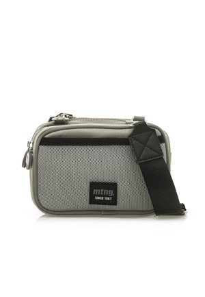 Graue rechteckige Tasche mit einem Netzfront, schwarzen Akzenten und einem abnehmbaren Riemen. Verfügt über einen Reißverschluss und eine Logo-Patch. Texturierte Oberfläche.