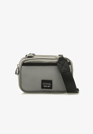 Graue rechteckige Tasche mit einem Netzfront, schwarzen Akzenten und einem abnehmbaren Riemen. Verfügt über einen Reißverschluss und eine Logo-Patch. Texturierte Oberfläche.