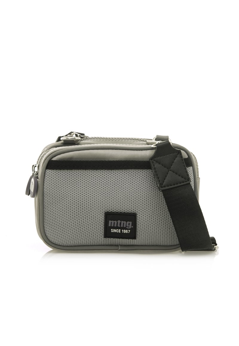 Graue rechteckige Tasche mit einem Netzfront, schwarzen Akzenten und einem abnehmbaren Riemen. Verfügt über einen Reißverschluss und eine Logo-Patch. Texturierte Oberfläche.