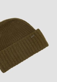 Gebreide beanie in olijfgroen, met een textuur van ribbels en een omgeslagen manchette. Inclusief een klein metalen logo-label aan de zijkant.