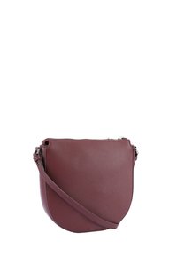 Burgundy läderaxelremsväska med en texturerad yta, rundad form och en justerbar rem. Har en dragkedjestängning upptill.