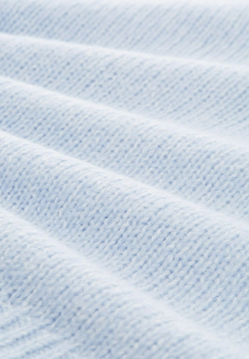 Jasnoniebieska tkanina o miękkiej, teksturowanej powierzchni, z ukośnymi wzorami prążkowymi i gładką powierzchnią. Idealna do odzieży lub tapicerki.