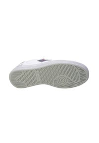 Suola di sneaker bianca con una superficie in gomma testurizzata, caratterizzata da un logo circolare e un motivo a tessere esagonali per grip e durata.