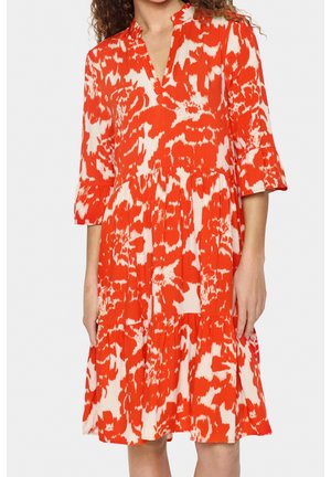 Rotes und cremefarbenes Blumendruckkleid mit V-Ausschnitt, 3/4-Ärmeln und ausgestellt geschnittenem Saum. Hergestellt aus einem leichten, strukturierten Stoff.