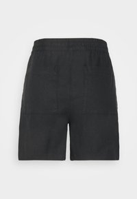 I pantaloni corti neri in lino presentano una vestibilità rilassata, una vita elastica e due tasche posteriori. Il tessuto ha una texture sottile.