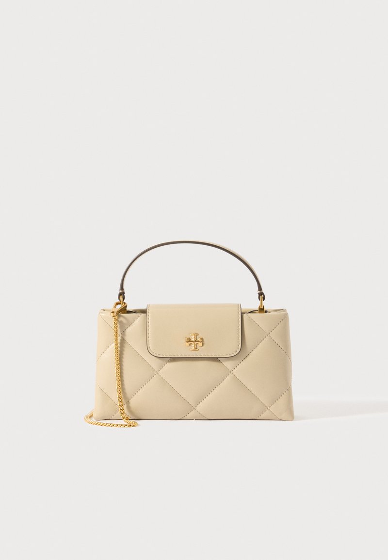 Μπεζ τσάντα χιαστί από δερμάτινη ύφανση με επάνω χερούλι, χρυσή αλυσίδα και χρυσοί λογότυπο στην εμπρόσθια ανατροπή.