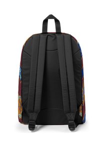 Svarta vadderade remmar och bakpanel på en färgglad ryggsäck med ett handtag på toppen, visad mot en vit bakgrund.
