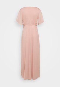 Helles rosa, knöchellanges Kleid mit kurzen, flatternden Ärmeln und tailliertem Bund, von hinten vor einem schlichten weißen Hintergrund gezeigt.