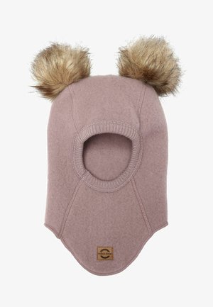 Chapeau en polaire rose doux avec deux pompons en fausse fourrure en haut, présentant une ouverture ronde pour le visage et une étiquette de logo brodée.