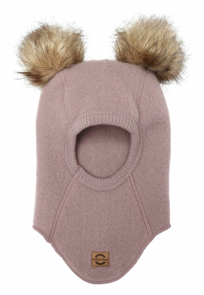 Czapka polarowa w miękkim różowym kolorze z dwoma sztucznymi futrzanymi pomponami na górze, z okrągłym otworem na twarz i naszywką z logo.