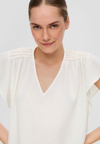 s.Oliver BLACK LABEL MIT SMOK-DETAIL - Blouse - ecru