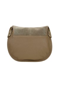 Hnědá kožená taška s hladkým povrchem, zakulaceným dnem a semišovým horním klopou. Obsahuje kovové příslušenství po stranách.