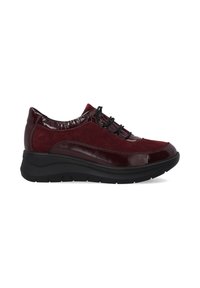 Lave sneakers med bordeaux ruskind og patentlæderoverdel, sorte elastiske snørebånd og tyk sort sål, vist fra højre profil.