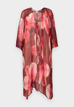 Transparentes kastanienbraunes Kimono mit weiten Ärmeln und großem rosa-rotem Blumenmuster, vor hellem Hintergrund dargestellt.