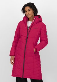 Langer, kapuzengefütterter Daunenmantel in strahlendem Pink, mit einem gesteppten Design, Reißverschluss vorne und Logo-Akzenten auf der Brust und der Kapuze.